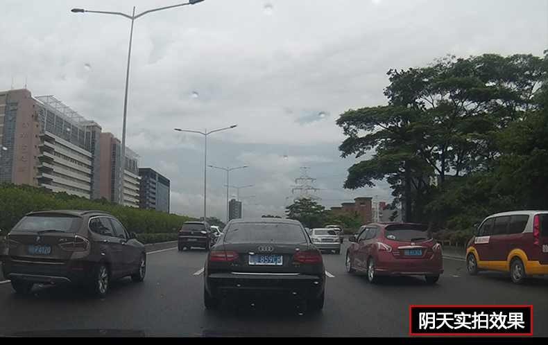 小霸王大屏人機(jī)互動(dòng)行車記錄儀